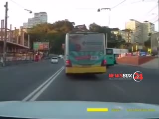 Водители автобусов во Владивостоке устроили гонки прямо на оживлённой трассе