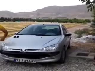 Как открыть машину, если вы забыли внутри ключи зажигания?