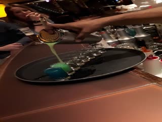 Разноцветные напитки из одного кувшина