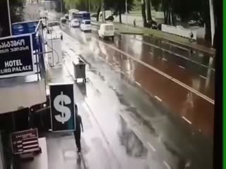 Двое молодых людей в легковушке - всё