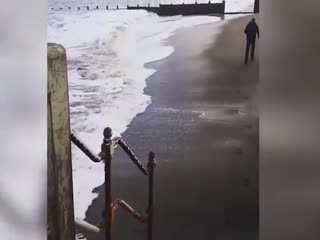 Парень решил посоревноваться в скорости с волной, но потерпел неудачу