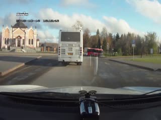 Подросток в капюшоне