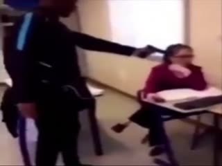 Ученик во Франции опоздал на занятие и направил пистолет на учителя, чтобы она не ставила отметку об опоздании
