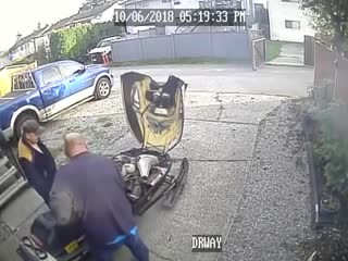 Как мужики снегоход чинили