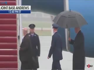 Дональд Трамп и зонтик