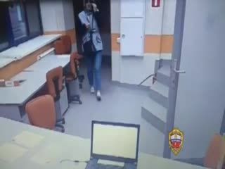 Полицейские задержали подозреваемую в разбойном нападении на кредитную организацию