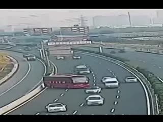 Упрямый китайский водитель автобуса
