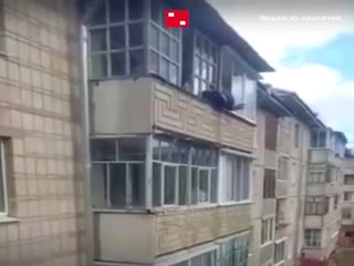 Бабушка упала с балкона в Саянске Иркутской области