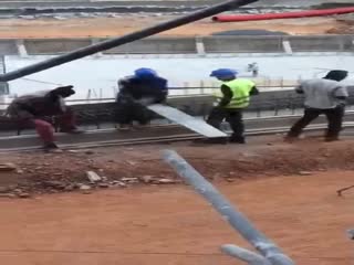 Африканский инженер делает архисложную работу