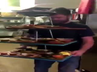 Неуклюжий официант и подача заказа