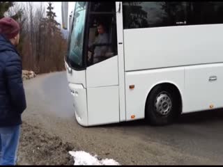 Водитель автобуса попытался развернуться на горной дороге