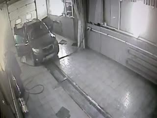 Помыл машину и сам искупался