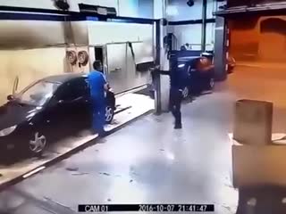 Грабитель стал мойщиком