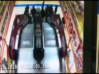 В Нягани мальчик столкнул тележку с младшим братом с эскалатора