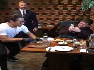 Знаменитый шеф-повар Нусрет Гёрче (Salt Bae) накормил Кадырова