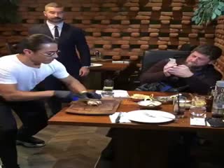 Знаменитый шеф-повар Нусрет Гёрче (Salt Bae) накормил Кадырова