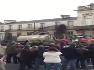 Во Франции протестующие против повышения цен на топливо залили жидким навозом здание центрального муниципалитета в Париже