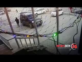 Подбежал легкой рысцой