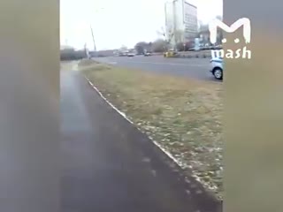 В Москве водитель грузовика вывалил песок на авто сотрудников ГИБДД