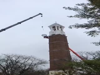 В американском университете на рабочих упали гигантские часы