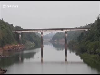 В Индии зрелищно взорвали начиненный динамитом старый мост