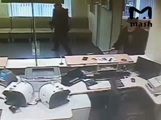 Дед разносит банк