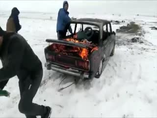 Ростовчанин с трамплина прыгнул в озеро в горящей машине