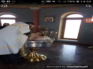 Баптистский священник с остервенением топит мелкого во время крещения