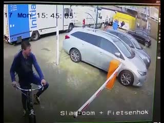Велосипедист получил по голове от шлагбаума