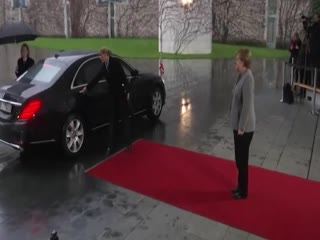 Тереза Мэй не может выйти из машины