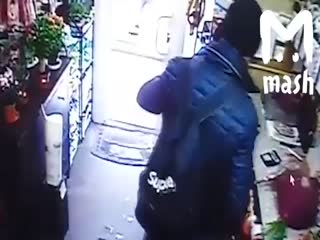 Парень ограбил цветочный магазин и попросил доставить его в тюрьму