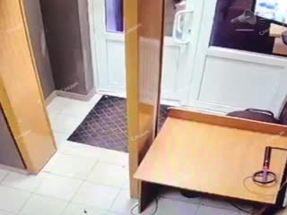 Пырнул пристава и полицейского.