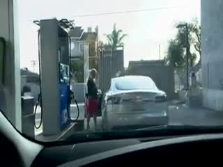 Девушка ищет бензобак на электрической Тесле