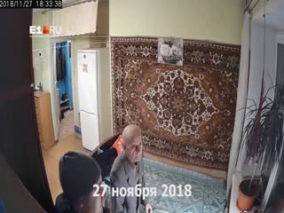 Оконных дел мастер украл у ветерана деньги