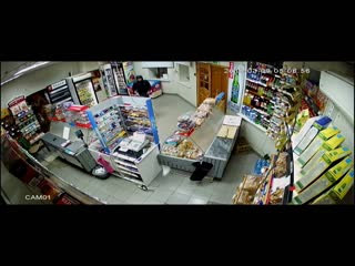 Охранник отловил воришку и вернул в магазин