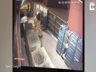 В Бельгии жадный воришка дважды застрял на одном заборе при попытке обокрасть склад магазина