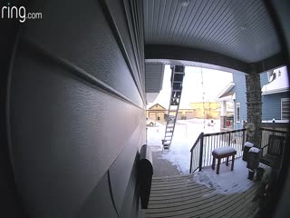 Канадец неожиданно «загремел» на землю вместе с лестницей во время украшения своего дома