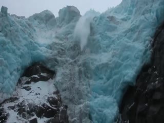 Туристы на шлюпке оказались в эпицентре обрушения ледника