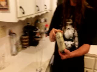 Парень нашел в реке упаковку пива 30-ти летней давности