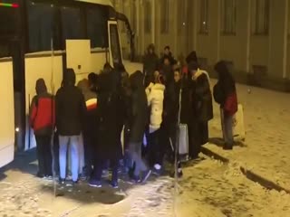 Автобус с китайскими туристами в открытую грабят около гостиницы «Октябрьская» в Санкт-Петербурге