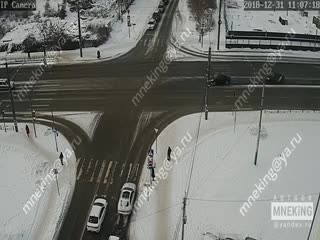 Пенсионерка на тротуаре