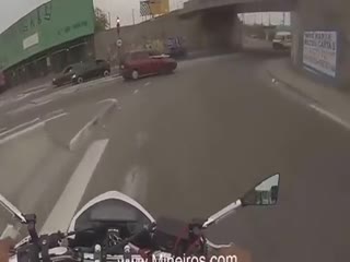 Нападение на мотоциклиста в Бразилии 