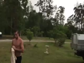 Молния поразила дерево за спиной у шокированного парня