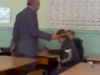 Школьник избил пожилого учителя