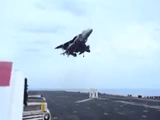 Посадка истребителя  AV-8B Harrier со сломанным передним шасси