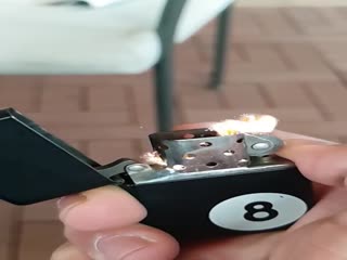 Просто зажигалка на замедленной скорости