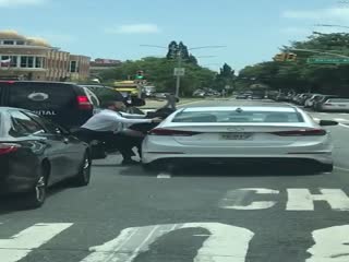 Притёр машиной мужика.