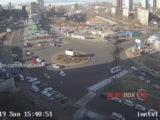 Переворот малолитражки на кольце во Владивостоке попал на видео
