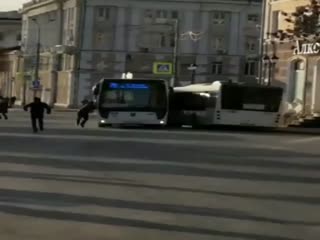 Водитель ловит свой автобус.