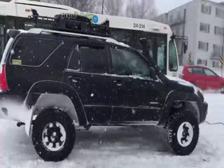 Как три джипа автобусу помогли